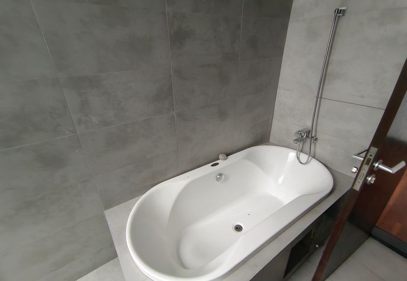 OUG 3 Storey Bungalow Partial Furnished For Rent