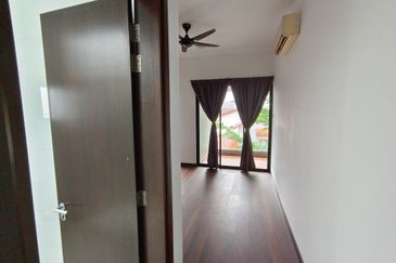 OUG 3 Storey Bungalow Partial Furnished For Rent