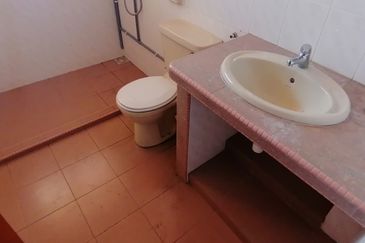 Oug 2 Storey Terrace House For Rent