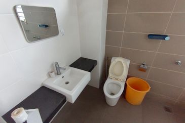 OUG/Salak South 3 Storey Corner Semi D For Rent