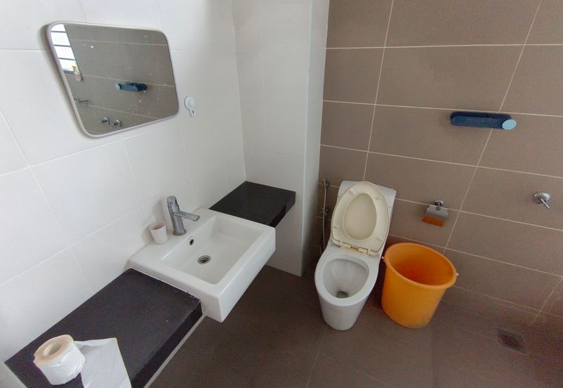 OUG/Salak South 3 Storey Corner Semi D For Rent