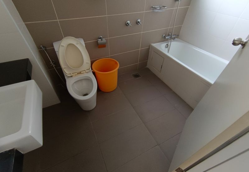 OUG/Salak South 3 Storey Corner Semi D For Rent