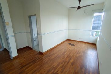 OUG/Salak South 3 Storey Corner Semi D For Rent