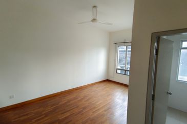 OUG/Salak South 3 Storey Corner Semi D For Rent