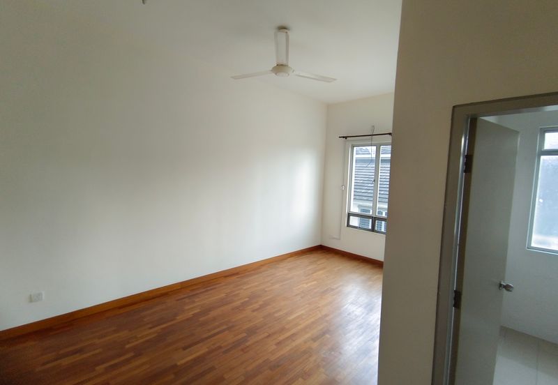 OUG/Salak South 3 Storey Corner Semi D For Rent