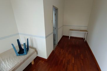 OUG/Salak South 3 Storey Corner Semi D For Rent