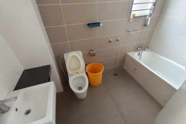 OUG/Salak South 3 Storey Corner Semi D For Rent