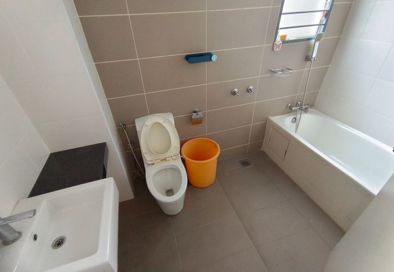 OUG/Salak South 3 Storey Corner Semi D For Rent