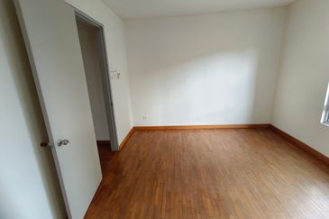 OUG/Salak South 3 Storey Corner Semi D For Rent