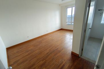 OUG/Salak South 3 Storey Corner Semi D For Rent