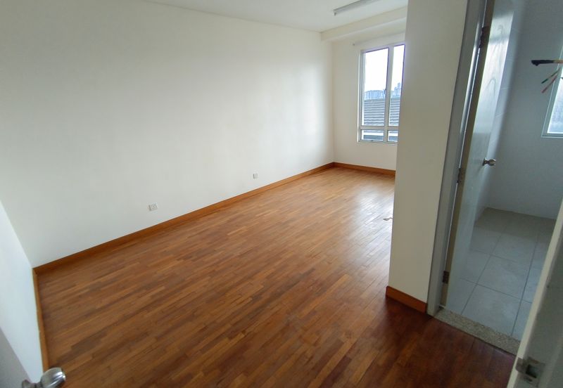 OUG/Salak South 3 Storey Corner Semi D For Rent