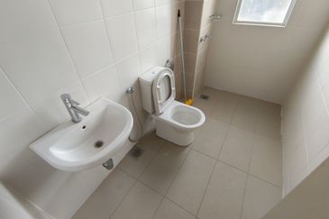 OUG/Salak South 3 Storey Corner Semi D For Rent