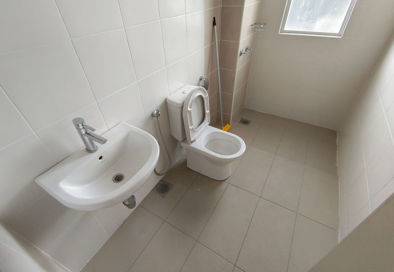 OUG/Salak South 3 Storey Corner Semi D For Rent