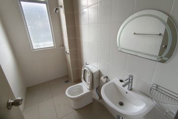 OUG/Salak South 3 Storey Corner Semi D For Rent