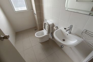 OUG/Salak South 3 Storey Corner Semi D For Rent