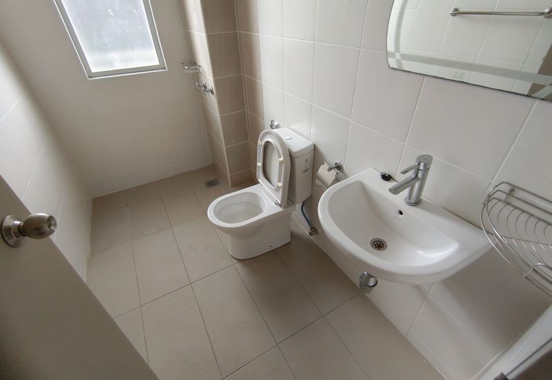 OUG/Salak South 3 Storey Corner Semi D For Rent