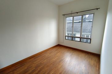 OUG/Salak South 3 Storey Corner Semi D For Rent