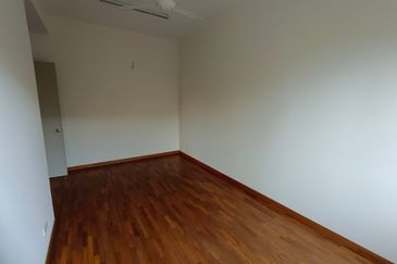 OUG/Salak South 3 Storey Corner Semi D For Rent