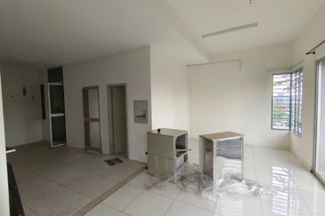 OUG/Salak South 3 Storey Corner Semi D For Rent