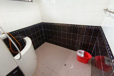 Oug 2 Storey Intermediate Semi D For Rent