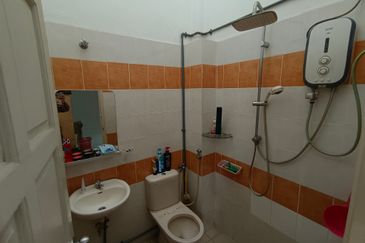 Oug 2 Storey Guarded Terrace House For Sale