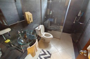 Oug Unique 2 Storey Bungalow For Sale