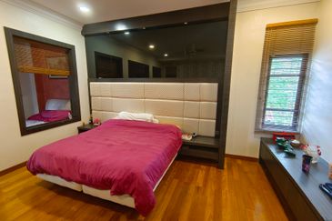 Oug Unique 2 Storey Bungalow For Sale