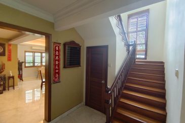 Oug Unique 2 Storey Bungalow For Sale