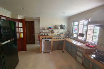 Oug Unique 2 Storey Bungalow For Sale