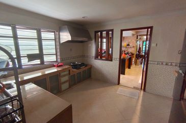 Oug Unique 2 Storey Bungalow For Sale