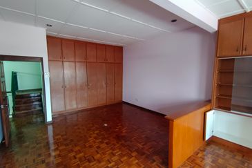 Oug 2 Storey Terrace House Near Market for Rent