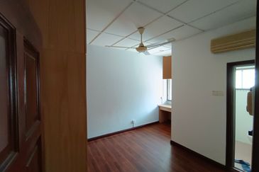 Oug 2 Storey Terrace House Near Market for Rent