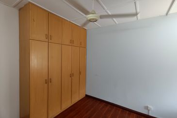 Oug 2 Storey Terrace House Near Market for Rent