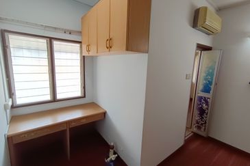 Oug 2 Storey Terrace House Near Market for Rent