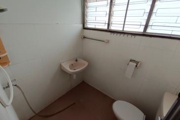 Oug 2 Storey Terrace House Near Market for Rent