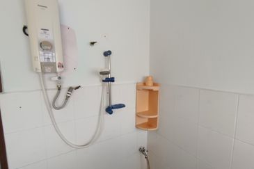 Oug 2 Storey Terrace House Near Market for Rent