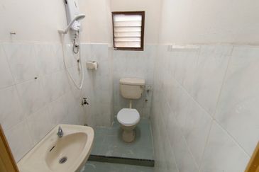 Oug 2 Storey Terrace House Near Market for Rent