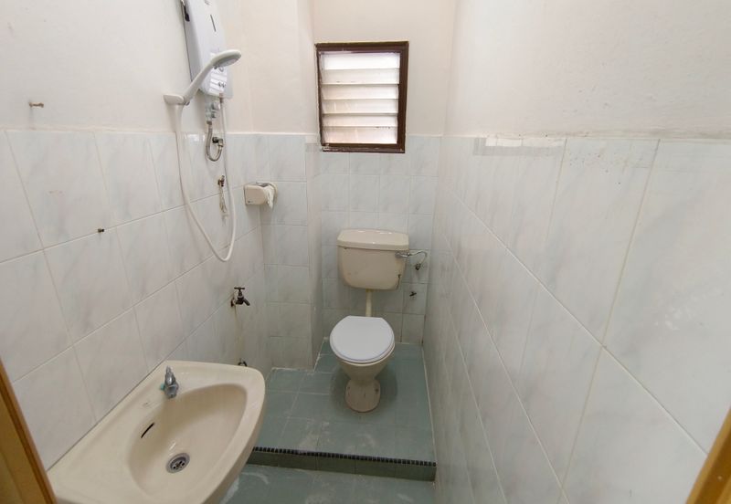 Oug 2 Storey Terrace House Near Market for Rent