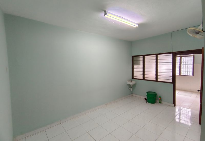 Oug 2 Storey Terrace House Near Market for Rent