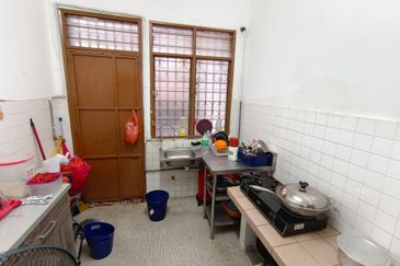 Oug 2 Storey Terrace Basic House For Rent