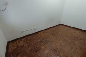 OUG Biggest Layout Quiet Environment with big car porch For Sale