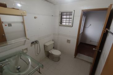 OUG Biggest Layout Quiet Environment with big car porch For Sale