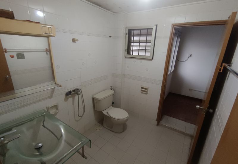 OUG Biggest Layout Quiet Environment with big car porch For Sale