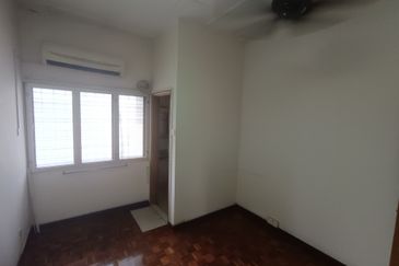OUG Biggest Layout Quiet Environment with big car porch For Sale