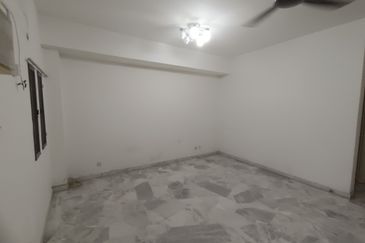 OUG Biggest Layout Quiet Environment with big car porch For Sale