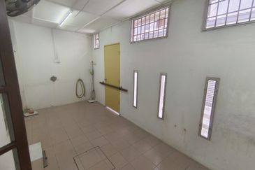 OUG Biggest Layout Quiet Environment with big car porch For Sale