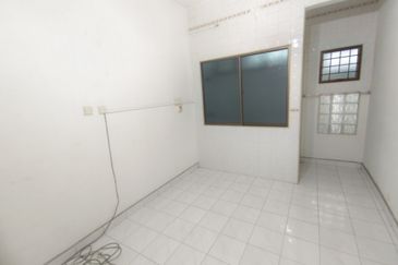 OUG Biggest Layout Quiet Environment with big car porch For Sale