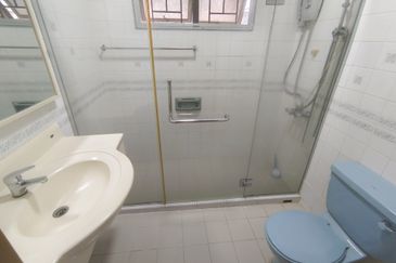 OUG Biggest Layout Quiet Environment with big car porch For Sale