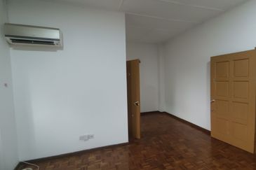 OUG Biggest Layout Quiet Environment with big car porch For Sale