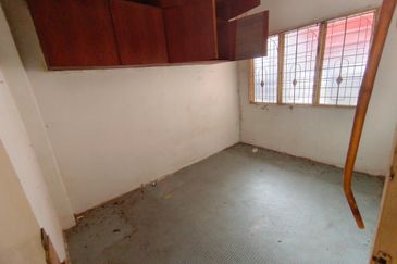 Oug 2 Storey Intermediate Terrace House Biggest Layout For Sale